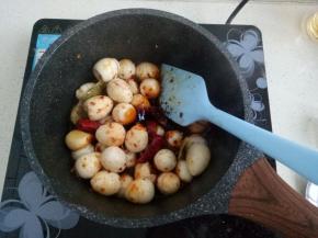 加适量生抽，老抽，盐调味