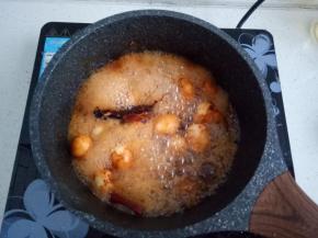 倒入啤酒，大火煮开转中小火慢炖，煮至汤汁浓稠就可以出锅了