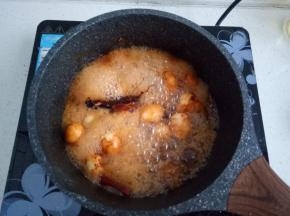 倒入啤酒，大火煮开转中小火慢炖，煮至汤汁浓稠就可以出锅了