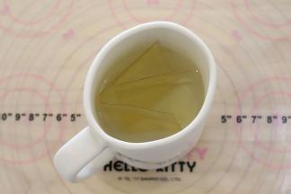 7.5克吉利丁片放入40克冷开水内泡软。