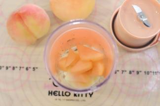 100克的水蜜桃放入料理机内打成果泥。