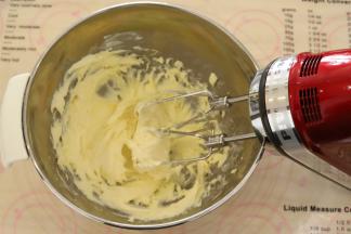 打蛋器装上搅拌头，奶油奶酪室温软化，放入打蛋盆内，打发至顺滑。