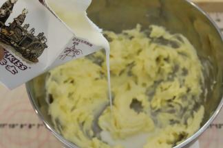 加入酸奶，同样打发成顺滑的奶酪糊。