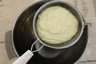 打发好的奶酪糊过筛。