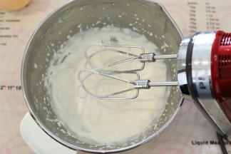 淡奶油+40克的细砂糖，打发至5成。