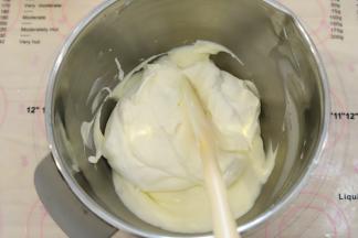 打发好的淡奶油加入奶酪糊内，刮刀拌匀成慕斯糊。