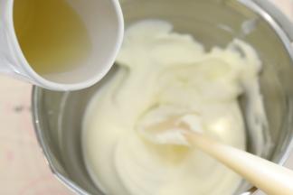 吉利丁片连冷水一起隔热水融化成液体状，加入到慕斯糊内。