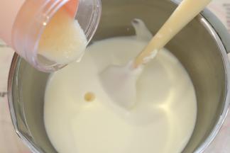 拌匀后加入水蜜桃果泥。