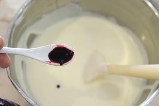 利用覆盆子汁将慕斯糊调成粉红色的慕斯糊。