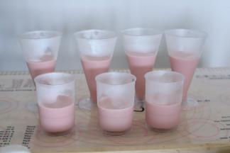 做好的慕斯糊倒入慕斯杯内，大概为2/3处，冰箱冷冻30分钟以上。