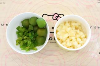 糖渍李子和半个水蜜桃切成小粒，可以留几个李子装饰。