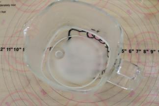 150克的冷开水加入25克的细砂糖，拌至糖化。