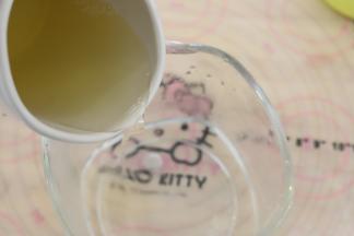 10克吉利丁片加入100克冷开水泡软，隔热水融化后加入到糖水内。