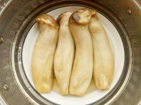 杏鲍菇洗净上锅大火蒸15分钟至熟。蒸杏鲍菇的同时将大蒜切末，葱切葱花，小米辣切圈。