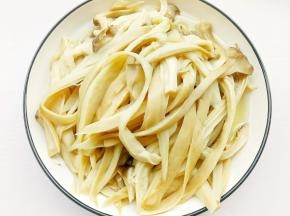 杏鲍菇放凉撕成条。