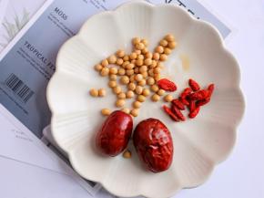 准备好所有材料，将它们清洗干净。