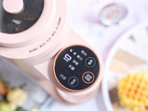 水箱倒好纯净水，豆浆机启动豆浆模式。