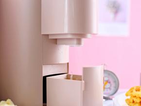 这时候取走接浆杯，拉出接水盒。让豆浆机完成清洗工作。