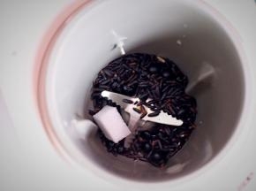 除纯净水外，所有材料倒进九阳ksolo豆浆机中。