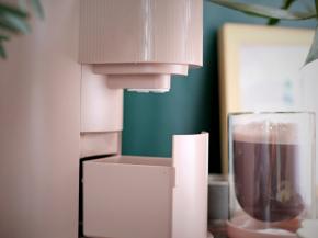 这时候取走接浆杯，拉出接水盒。让豆浆机完成清洗工作。