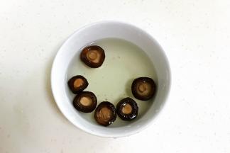 香菇用温水泡发半小时。