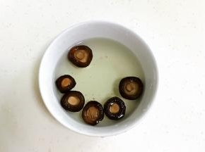 香菇用温水泡发半小时。