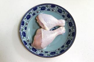 鸡腿冲洗干净，用叉子或牙签在鸡腿上扎孔洞，抹上盐腌制备用。