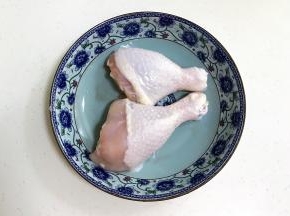 鸡腿冲洗干净，用叉子或牙签在鸡腿上扎孔洞，抹上盐腌制备用。
