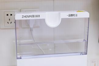 往臻米蒸汽料理机的水箱中加入适量的纯净水，不要低于最低或高于最高水位线。