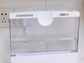 往臻米蒸汽料理机的水箱中加入适量的纯净水，不要低于最低或高于最高水位线。