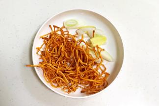 虫草花冲洗干净，姜和葱切好。