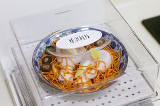 待蒸锅出蒸汽，放入虫草花鸡腿蒸煮至结束，撒少许葱花。