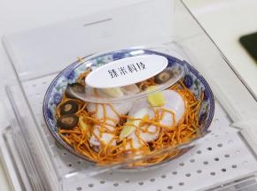 待蒸锅出蒸汽，放入虫草花鸡腿蒸煮至结束，撒少许葱花。
