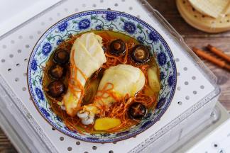 原汁原味的虫草花蒸鸡腿，营养丰富，色泽诱人！