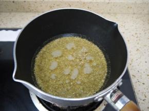 白藜麦加水放入锅中煮12分钟，藜麦煮熟的标志是“发芽”，也就是那一圈圈的白色“小尾巴”被煮出来的时候。我今天使用的白藜麦，已经经过特殊处理，是无需浸泡和清洗，没有皂味的，所以就直接煮熟了。如果你们用的藜麦没有经过特殊处理，就需要清洗和浸泡后再煮哦。