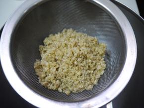 藜麦煮熟后倒出，沥干水分备用。