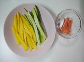 把芒果去皮，取果肉切长条，小黄瓜清洗干净后切成8等分的长条，三文鱼切条备用。