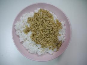 煮好的白米饭和藜麦要趁热加入寿司醋，然后拌匀，尽量使米饭和藜麦都能均匀吸收寿司醋，力气不要太大，免得把米饭捣碎了。