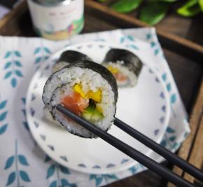 卷好后就用锋利的刀切成小块，沾酱油和芥末就很好吃了，还可以挤上沙拉酱。