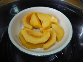 南瓜去皮，放进蒸锅里隔水蒸熟，约15分钟，尽量切薄一点，这样容易熟。