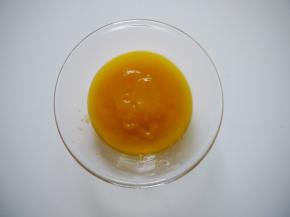 把蒸熟的南瓜用勺子压成泥，然后过筛一次。这样可以得到更加细腻的南瓜泥。