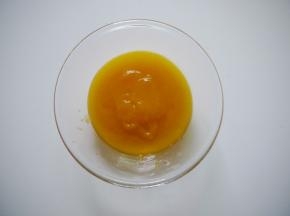 把蒸熟的南瓜用勺子压成泥，然后过筛一次。这样可以得到更加细腻的南瓜泥。