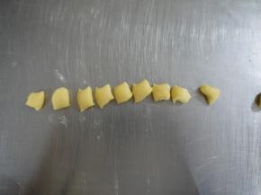 一份面团搓成长条，然后切成小块，搓圆做小熊的耳朵。