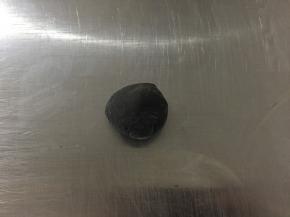 剩下的一份面团加点竹炭粉揉均匀。