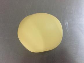 然后取出来，放在揉面板上揉成光滑的面团。做到“三光”原则，手光、面板光、面团光。