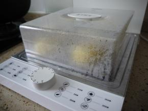 然后隔水蒸12-15分钟，蒸好后不要立刻拿出，现在蒸锅里焖2、3分钟，防止热胀冷缩。然后取出即可食用。