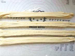 之后用刀均分成8等份，均分的时候一定要量好，宽度要相同，并将每两份摆放在一起，横切面朝上
