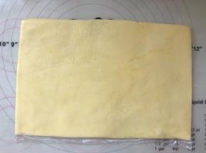 黄油软化后，用手先将裱花袋的两个角捏满，之后对折裱花袋，将黄油擀成厚度均匀的黄油片，同样放冰箱冷冻7、8分钟
