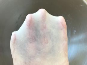 揉好的面团用刀切下一小块，可以撑出有弹性的手套膜即可