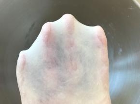 揉好的面团用刀切下一小块，可以撑出有弹性的手套膜即可